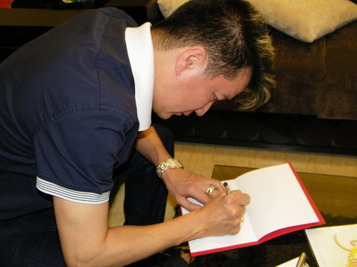 Một thoáng suy nghĩ trước khi khai bút. Từ khi theo nghề hát, anh luôn rất tôn trọng khán gỉa của mình, dù là lúc biểu diễn hay ngoài đời sống. Một thoáng suy nghĩ trước khi khai bút. Từ khi theo nghề hát, anh luôn rất tôn trọng khán gỉa của mình, dù là lúc biểu diễn hay ngoài đời sống.