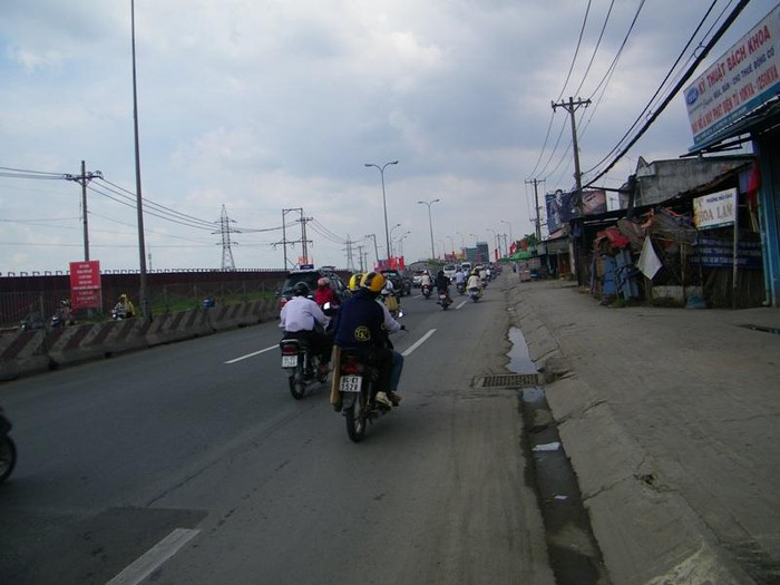 Quốc lộ 1A nối liền TP.HCM và các tỉnh đồng bằng sông Cửu Long đã bắt đầu lưa thưa xe của lao động ngoại tình về lại TP.HCM.