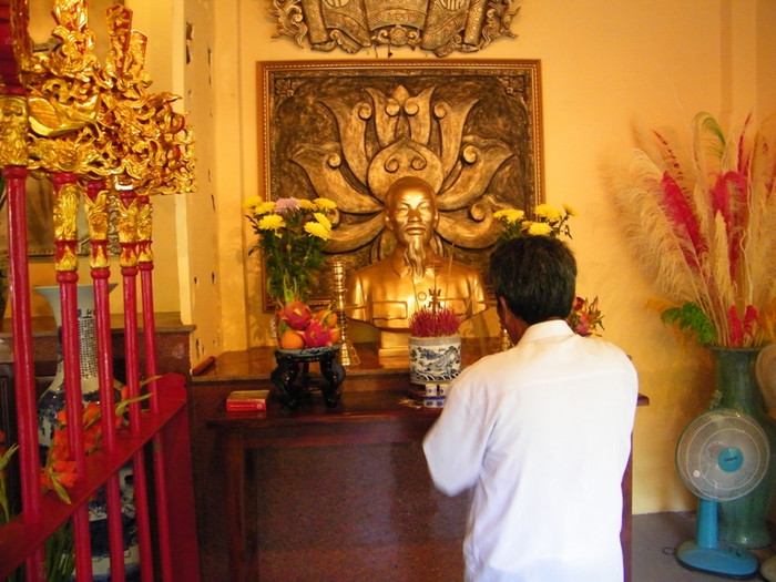 Và thành kình trước bàn thờ Bác.