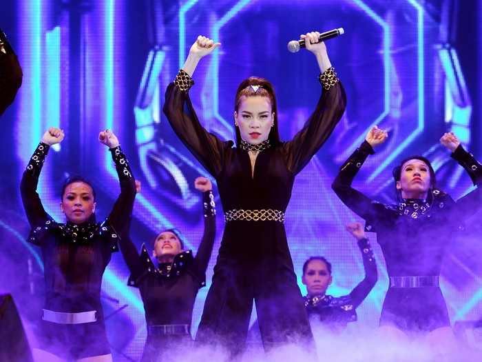 BTC hẳn có lý khi để Hồ Ngọc Hà mở màn liveshow đầu tiên của Bài hát yêu thích lầ đầu tiên tổ chức. Hà Hồ vừa sang trọng vừa cuồng nhiệt trong ca khúc Sẽ mãi bên nhau (sáng tác Dương Khắc Linh). Giọng hát đặc trưng cùng những bước nhảy rực rỡ đầy ma lực sở trường, Hồ Ngọc Hà đã mang đến cho khán giả một tiết mục ấn tượng, xứng tầm một nữ ca sĩ đẳng cấp hiện nay. BTC hẳn có lý khi để Hồ Ngọc Hà mở màn liveshow đầu tiên của Bài hát yêu thích lầ đầu tiên tổ chức. Hà Hồ vừa sang trọng vừa cuồng nhiệt trong ca khúc Sẽ mãi bên nhau (sáng tác Dương Khắc Linh). Giọng hát đặc trưng cùng những bước nhảy rực rỡ đầy ma lực sở trường, Hồ Ngọc Hà đã mang đến cho khán giả một tiết mục ấn tượng, xứng tầm một nữ ca sĩ đẳng cấp hiện nay.