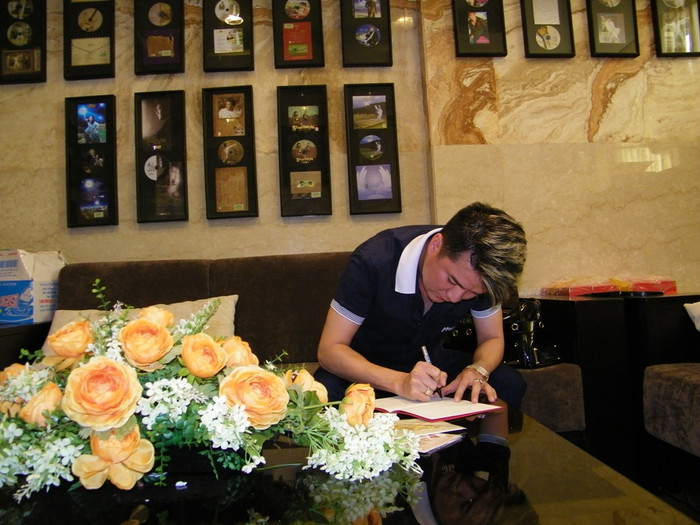 Những dòng chữ rất đẹp, được Mr Đàm viết ngay tại toà biệt thự màu trắng, lộng lẫy của anh, nằm trên góc đường vắng lặng, trong khu Cư xá Bắc Hải (Q10, TP.HCM). Những dòng chữ rất đẹp, được Mr Đàm viết ngay tại toà biệt thự màu trắng, lộng lẫy của anh, nằm trên góc đường vắng lặng, trong khu Cư xá Bắc Hải (Q10, TP.HCM).