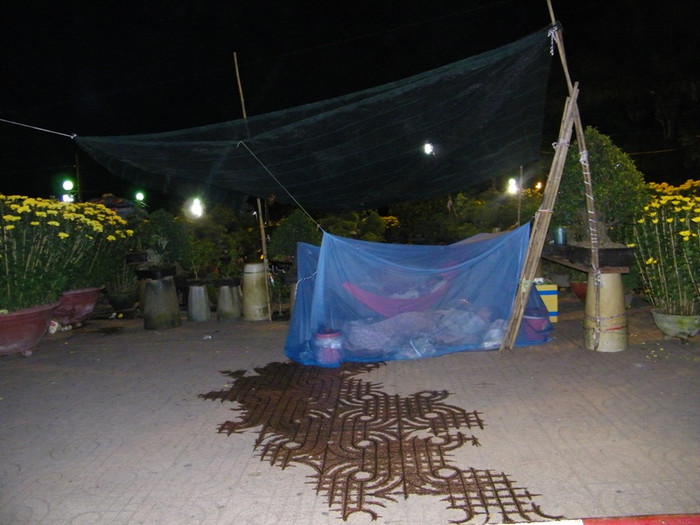 3 giờ 30 sáng 28 tết, trời rất lạnh. Tại công viên Gia Định (Q.Tân Bình), một gia đình đang ngon giấc. Họ có vẻ chăm nom giấc ngủ của mình trong những ngày bán hoa tại đây với gối, chăn, màn khá đầy đủ. 3 giờ 30 sáng 28 tết, trời rất lạnh. Tại công viên Gia Định (Q.Tân Bình), một gia đình đang ngon giấc. Họ có vẻ chăm nom giấc ngủ của mình trong những ngày bán hoa tại đây với gối, chăn, màn khá đầy đủ.