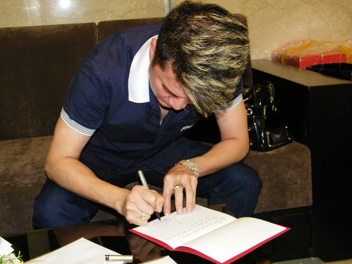 Sau khi ký tên, Mr Đàm không quên cẩn thận ghi rõ nghệ danh “Đàm Vĩnh Hưng” bên dưới. Sau khi ký tên, Mr Đàm không quên cẩn thận ghi rõ nghệ danh “Đàm Vĩnh Hưng” bên dưới.