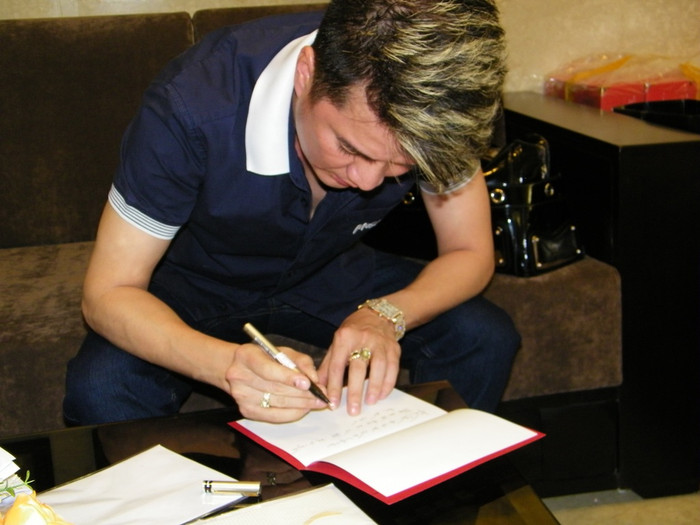 Anh đã viết xong phần lời chúc và chuẩn bị ký tên. Anh đã viết xong phần lời chúc và chuẩn bị ký tên.