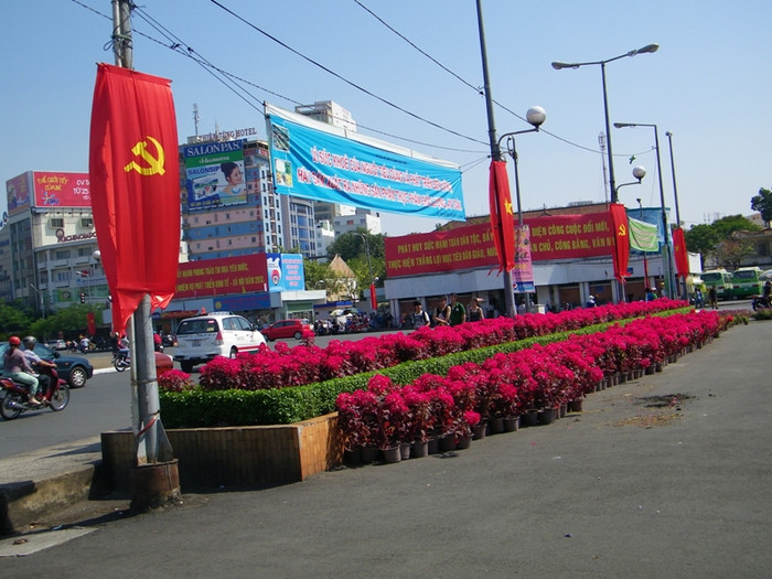 Cờ, hoa, nắng ngập tràn TP.HCM. Cờ, hoa, nắng ngập tràn TP.HCM.