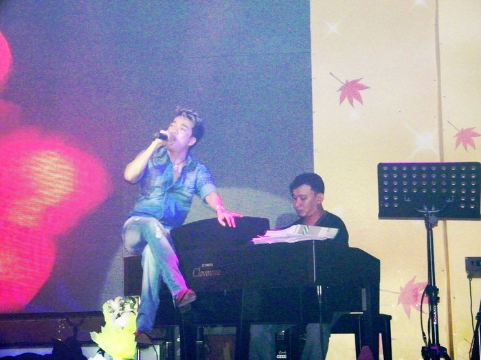 Mr Đàm đã hát hàng chục ca khúc trước đó: Tình đã vụt bay, Biển tình, Anh còn nợ em, Say tình, Xin cho tôi, Ca dao mẹ, Nửa vầng trăng… từ lúc 22 giờ.