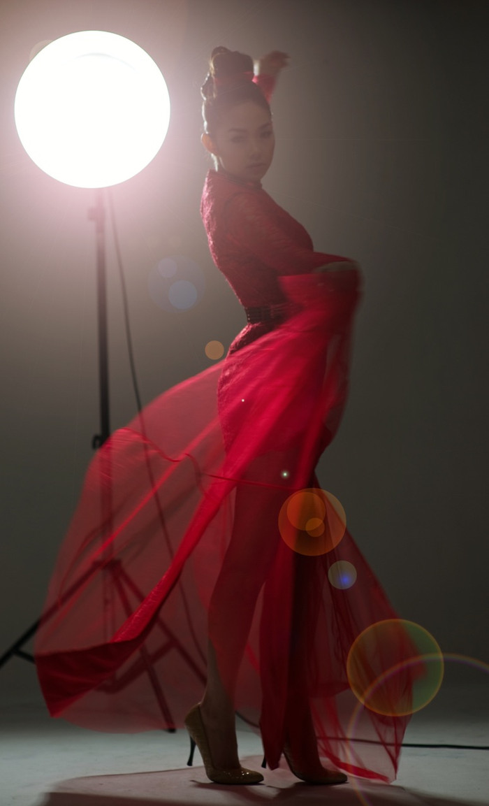 Thấp thoáng đôi chân dài gợi cảm.