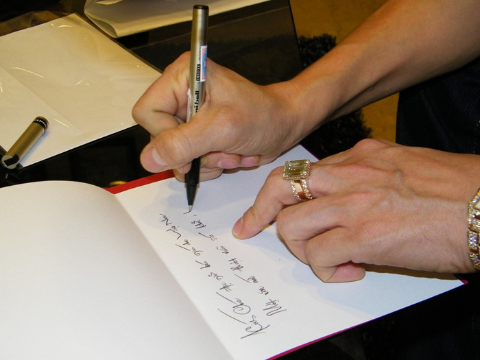 Những dòng chữ sắc nét dần dần hiện ra. Những dòng chữ sắc nét dần dần hiện ra.