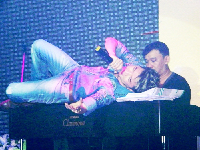 Quá thăng hoa cảm xúc, Mr Đàm quên mất có hàng trăm đôi mắt đang theo dõi mình.