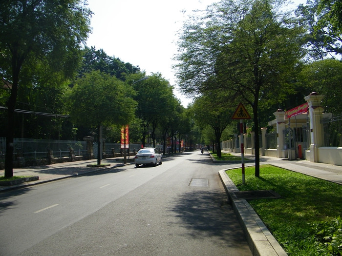 Con đường ngập nắng, vắng hoe người, xe Ngô Thời Nhiệm. Con đường ngập nắng, vắng hoe người, xe Ngô Thời Nhiệm.