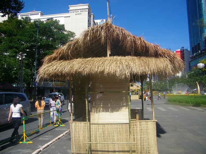 ...nằm bên hiên những mái nhà tranh. ...nằm bên hiên những mái nhà tranh.