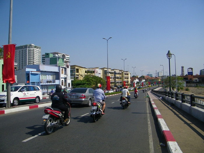 Cầu Muối hiện đại nối liền Quận 1 và Quận 4, sạch sẽ, rực rỡ cờ, hoa và nắng. Cầu Muối hiện đại nối liền Quận 1 và Quận 4, sạch sẽ, rực rỡ cờ, hoa và nắng.