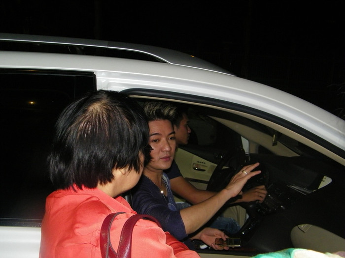 Trước sự cuồng nhiệt của khán giả, Đàm quay qua nói điều gì đó.