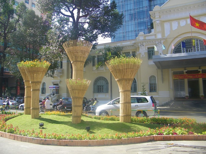 Con đường dài đủ các loại hoa, đủ màu sắc, lộng lẫy khoe sắc. Con đường dài đủ các loại hoa, đủ màu sắc, lộng lẫy khoe sắc.