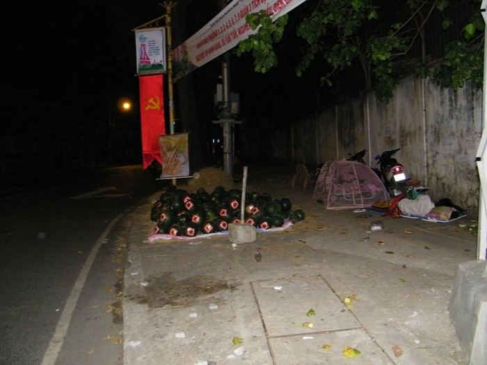Mùng, mền, chiếu, gối… say giấc nồng, những mảnh đời mưu sinh quên mất đống dưa và những chiếc xe. Ảnh chụp trên đường Võ Thị Sáu (Q3). Mùng, mền, chiếu, gối… say giấc nồng, những mảnh đời mưu sinh quên mất đống dưa và những chiếc xe. Ảnh chụp trên đường Võ Thị Sáu (Q3).