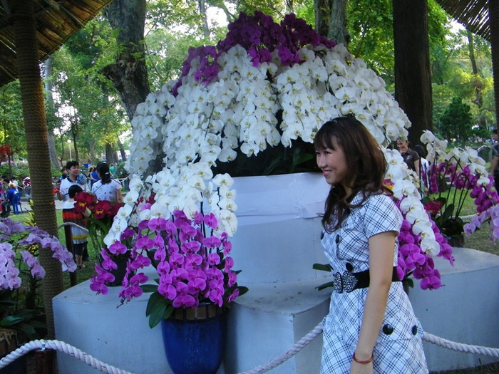 Nhiều bạn trẻ, đã chụp hình lưu niệm tại Hội hoa xuân Tao Đàn.