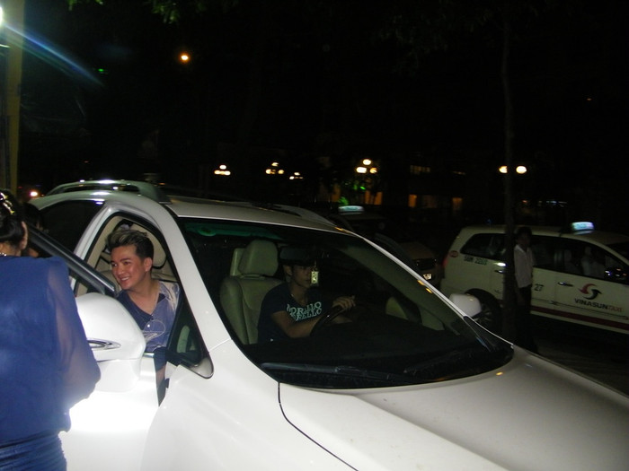 Anh vẫn cười thân thiện với các fan "bám đuổi".