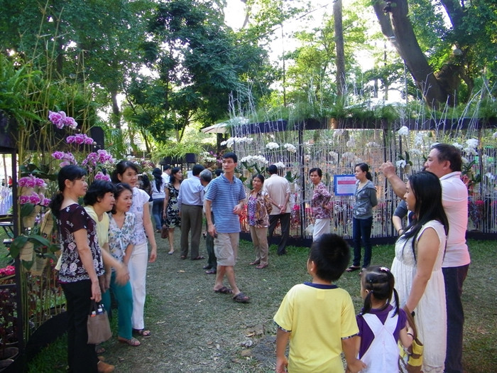 Và cả gia đình cùng “tạo dáng” trước ống kính, giữa vườn hoa xuân.