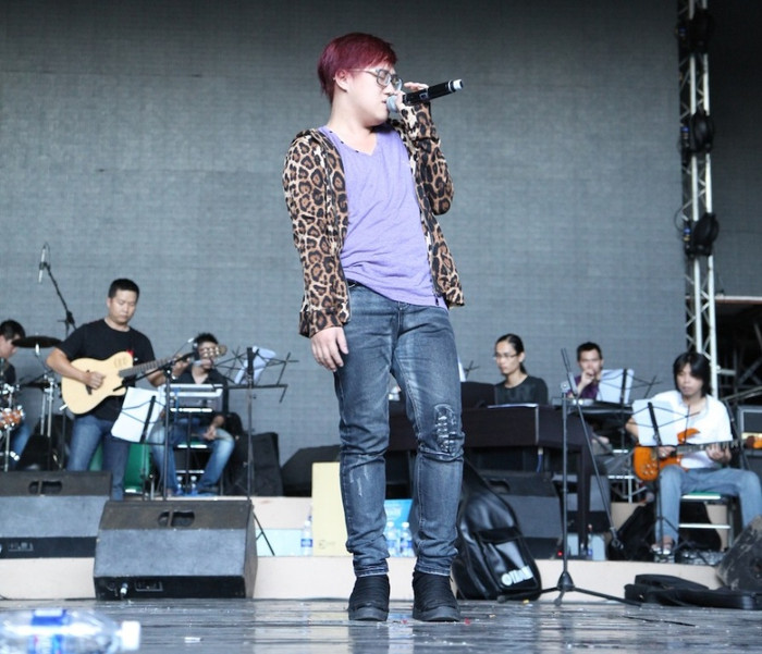 Không có tên nằm trong top 15 bài hát được bình chọn, đến phút chót, Trung Quân được BTC chọn biểu diễn “lấp chỗ” của một số ca sĩ vì lý do khách quan không đến dự được. Anh đã rất vui và sẽ chứng tỏ khả năng của mình bằng bài hát: Chiếc đi văng (sáng tác: Phạm Hải Âu).