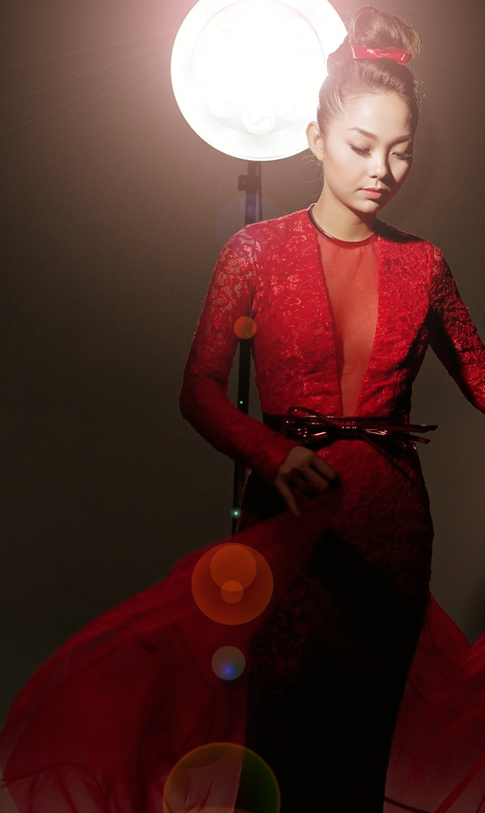 Ánh sáng mờ ảo làm nổi bật gương mặt bầu bĩnh, thanh tú.