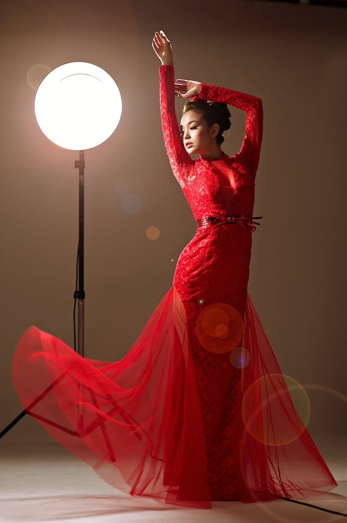 Mỗi động tác của Minh Hằng đều tạo ra một ma lực, thu hút mọi ánh mắt.