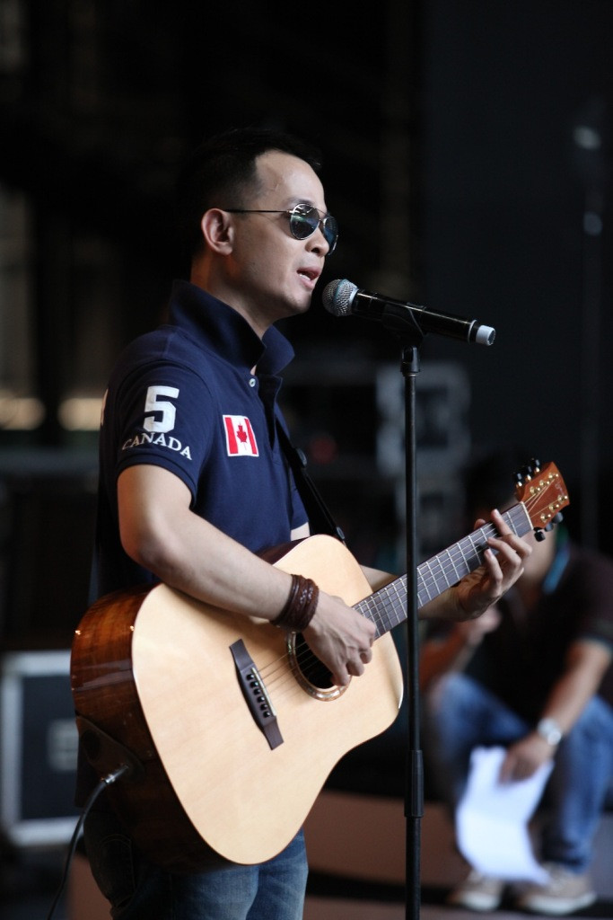 Hà Okio đang bập bùng tiếng guitar trong ca khúc tự sáng tác Nơi ấy.