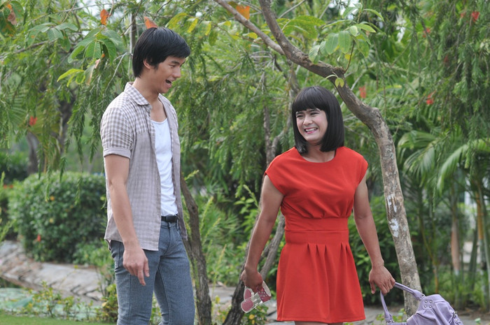 Nũng nịu bên Phi Du… Nũng nịu bên Phi Du…