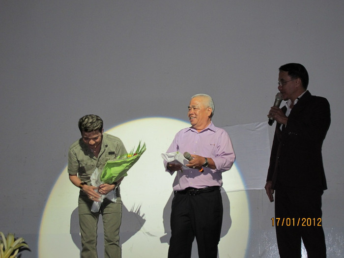 Anh lịch sự cúi thấp đầu chào mọi người, không kịp nghe lời cám ơn, gấp gáp chạy sang phòng trà Da vàng để kịp giờ hát.