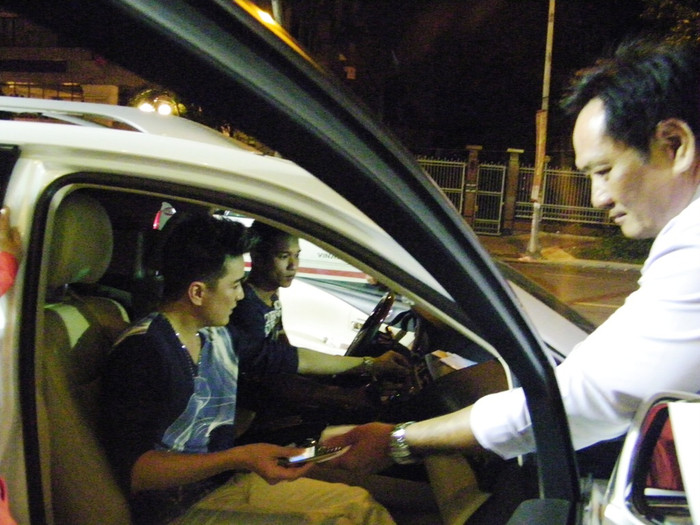 Người trợ lý vội vàng trao cho Mr Đàm chiếc điện thoại.