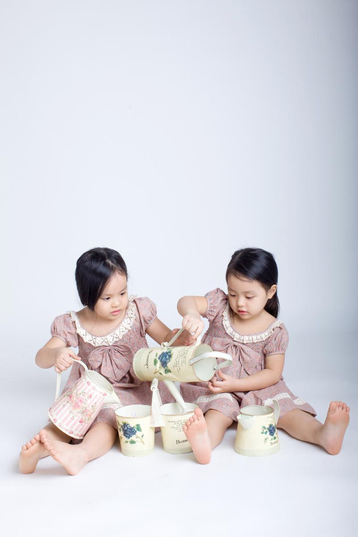 Trong khi cô em Gia An (bên phải) khá đằm thắm giống mẹ.