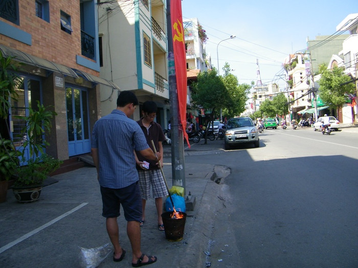 Cha, con cùng đốt giấy vàng bạc tiễn đưa năm cũ. Cha, con cùng đốt giấy vàng bạc tiễn đưa năm cũ.