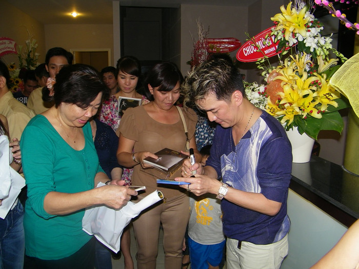 Như thường lệ, sau đêm diễn anh luôn dành thời gian để ký tặng album, chụp ảnh cùng khán giả hâm mộ trước khi ra về.