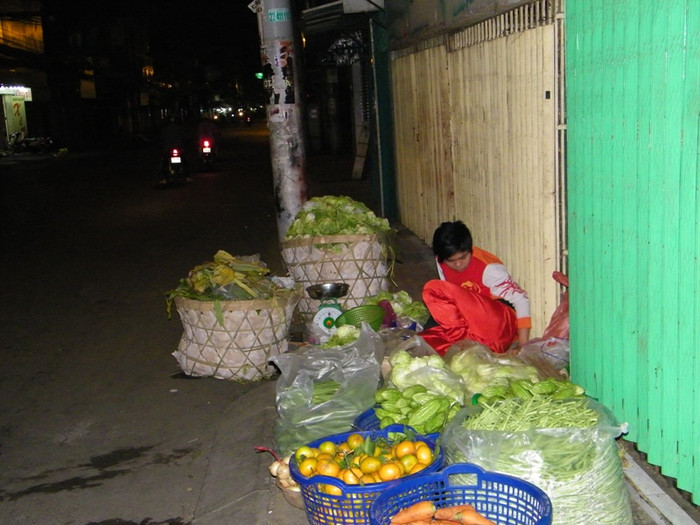 2 giờ 15 sáng, con đường Cách Mạng Tháng 8 (Q.3) vắng vẻ người, xe. Cậu bé tên Tài vẫn đang loai hoay với đống rau, củ bên vỉa hè. Tài cho biết: “Em đang thay mẹ canh hàng. Mẹ đang đi lấy rau củ ở chợ đầu mối về để sáng nay bán”. 2 giờ 15 sáng, con đường Cách Mạng Tháng 8 (Q.3) vắng vẻ người, xe. Cậu bé tên Tài vẫn đang loai hoay với đống rau, củ bên vỉa hè. Tài cho biết: “Em đang thay mẹ canh hàng. Mẹ đang đi lấy rau củ ở chợ đầu mối về để sáng nay bán”.