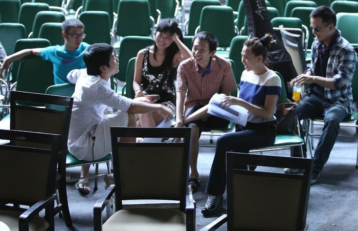 Tâm trạng thoải mái của Hồ Hoài Anh và các ca sĩ sau buổi tập.