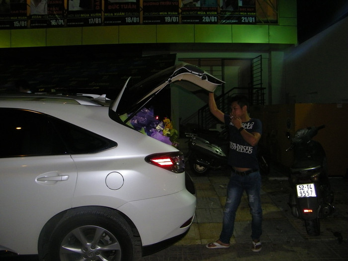 Những bó hoa khán giả tặng Mr Đàm trong đêm diễn được chất cẩn thận trong cốp xe.