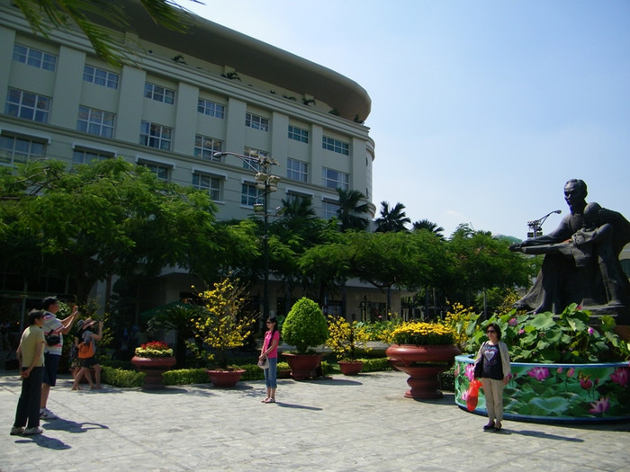 Rất nhiều du khách nước ngoài đến chụp hình lưu niệm tại tượng đài Bác, dưới cái nắng chói chang. Rất nhiều du khách nước ngoài đến chụp hình lưu niệm tại tượng đài Bác, dưới cái nắng chói chang.