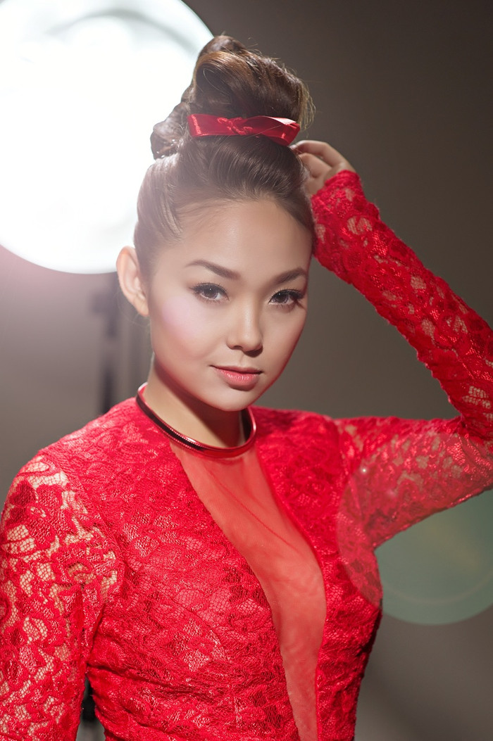 Tóc búi cao, không cần thêm bất kỳ trang sức nào, qua bàn tay “phù thuỷ” của chuyên viên trang điểm Nam Lộc, Minh Hằng đã trở thành một “quý cô” sang trọng.