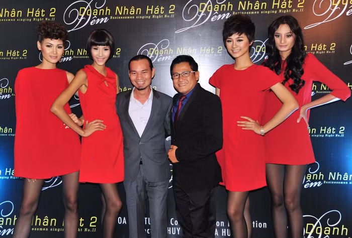 Trong khi đó, Hoàng Thuỳ - quán quân Vietnam’s Next Top Model tạo dáng, chụp ảnh cùng ca sĩ Thuỵ Vũ và nhiếp ảnh gia Quốc Huy. Ảnh: D.C