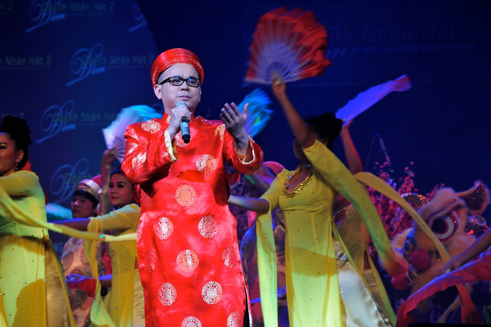 Ông chủ của thương hiệu đồ trang trí nội thất Phố Xinh trong bộ đang phục áo dài, khăn đóng, thể hiện khả năng của một doanh nhân…biết hát.