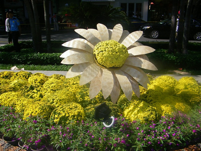 Con đường Nguyễn Huệ nằm giữa trung tâm thành phố sầm uất, quanh năm tấp nập, bỗng chốc biến thành một làng hoa đủ chủng loại: cúc, mai, lan, thược dược.., rực rỡ khoe sắc dưới nắng xuân. Khung cảnh một miền quê sông nước thanh bình cũng hiện ra giữa những toà nhà chọc trời, hiện đại. Những đoá hoa cúc rực rỡ sắc vàng dưới ánh nắng xuân… Con đường Nguyễn Huệ nằm giữa trung tâm thành phố sầm uất, quanh năm tấp nập, bỗng chốc biến thành một làng hoa đủ chủng loại: cúc, mai, lan, thược dược.., rực rỡ khoe sắc dưới nắng xuân. Khung cảnh một miền quê sông nước thanh bình cũng hiện ra giữa những toà nhà chọc trời, hiện đại. Những đoá hoa cúc rực rỡ sắc vàng dưới ánh nắng xuân…