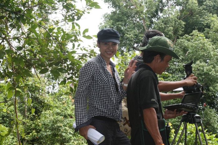 "Đạo diễn" Việt Trinh đang ở phim trường. Phim Trở về là bộ phim đầu tay của chị, trong vai trò đạo diễn. 31 tập phim sẽ thấp thoáng về những ngày tháng thăng trầm của cuộc đời chị.