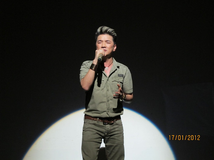 Anh cho biết: “Khi hay tin anh Sơn (chủ phòng trà Đồng Dao – PV) và ca sĩ Thanh Long Bass tổ chức đêm nhạc ý nghĩa này, tôi đã gọi điện thoại năn nỉ được tham gia, với mong muốn chung tay giúp đỡ những nghệ sĩ tiền bối đang gặp khó khăn đón một mùa xuân ấm áp”.