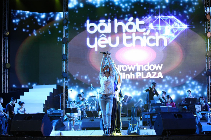 Tiết mục của Đoan Trang khá hoành tráng, với sự tham gia minh họa của nhiều vũ công.