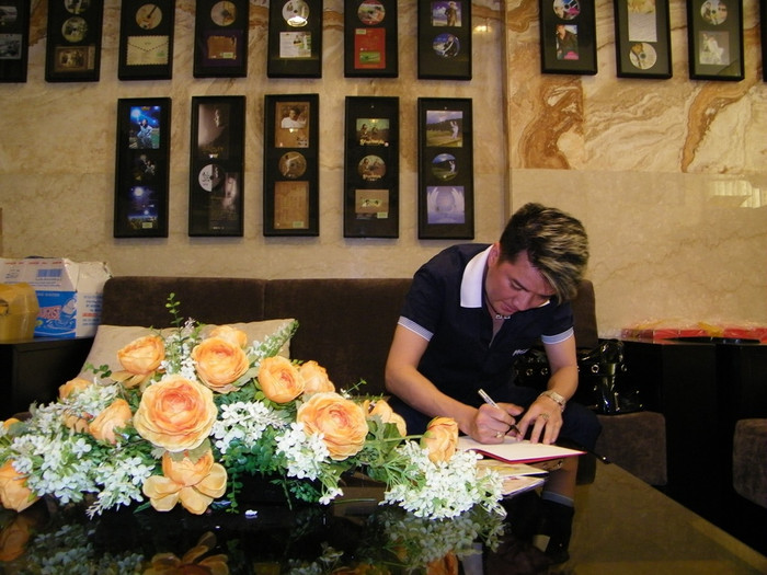 Dù rất bận rộn với công việc ở các sân khấu lớn, phòng trà, cống hiến cho khán giả của mình những giây phút vui tươi trong những ngày xuân ấm áp, nhưng Mr Đàm vẫn dành thời gian để khai bút, nắn nót viết những lời chúc tốt đẹp nhất, gửi đến độc giả của Báo điện tử Giáo dục Việt Nam. Dù rất bận rộn với công việc ở các sân khấu lớn, phòng trà, cống hiến cho khán giả của mình những giây phút vui tươi trong những ngày xuân ấm áp, nhưng Mr Đàm vẫn dành thời gian để khai bút, nắn nót viết những lời chúc tốt đẹp nhất, gửi đến độc giả của Báo điện tử Giáo dục Việt Nam.