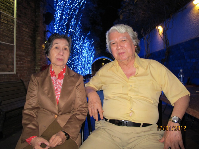 Vợ chồng nghệ sĩ lão thành Lê Sanh – Mỹ Hoa. Nghệ sĩ Lê Sanh xúc động: “Chúng tôi là lớp nghệ sĩ đi trước. Ở độ tuổi này, chúng tôi không làm gì ra tiền, cuộc sống khó khăn. Chúng tôi rất xúc động khi được một ca sĩ lớp sau như Đàm Vĩnh Hưng quan tâm, nhớ đến. Hiếm có ca sĩ nào có tâm, tài toàn vẹn như cậu ca sĩ này”.