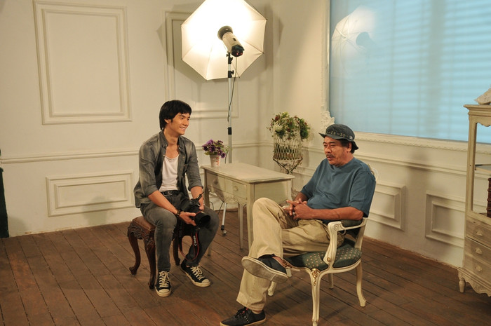 Người em trai của Duy Minh là Phi Du (Nhan Phúc Vinh) được ba mẹ hứa hôn với cô thôn nữ Phương Thư (Lê Bê La) từ thưở nhỏ. Người em trai của Duy Minh là Phi Du (Nhan Phúc Vinh) được ba mẹ hứa hôn với cô thôn nữ Phương Thư (Lê Bê La) từ thưở nhỏ.