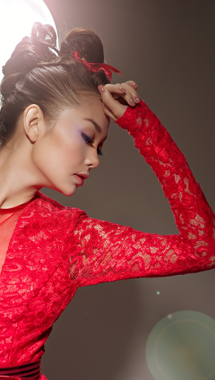 Nhưng không tạo cảm giác xa lạ mà mềm mại, quyến rũ.