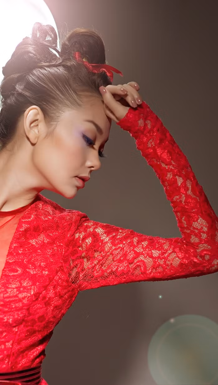 Nhưng không tạo cảm giác xa lạ mà mềm mại, quyến rũ.