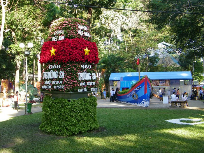 Gây xúc động khách tham quan nhất, có lẽ là mô hình cột mốc chủ quyền quần đảo Trường Sa, được kết bằng nhiều loại hoa, lá.
