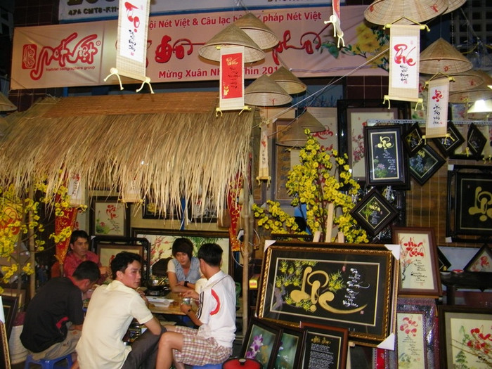 Để tạo cảm giác đêm mau qua, các “ông đồ” của "Phố ông đồ Quận 3" cởi áo dài, khăn đóng, ngồi “lai rai” vài chai bia. Chàng thanh niên tên Liêm cho biết: “Năm nay tụi em thua trắng rồi. Mấy ngày nay Sài Gòn hay mưa nên chẳng bán buôn gì được”. Để tạo cảm giác đêm mau qua, các “ông đồ” của "Phố ông đồ Quận 3" cởi áo dài, khăn đóng, ngồi “lai rai” vài chai bia. Chàng thanh niên tên Liêm cho biết: “Năm nay tụi em thua trắng rồi. Mấy ngày nay Sài Gòn hay mưa nên chẳng bán buôn gì được”.